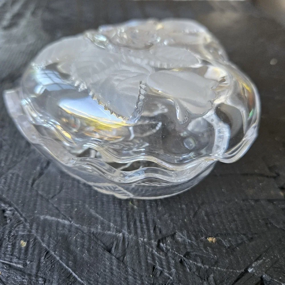 Vintage Heart shaped clear Glass Trinket Box Rose Flowers & Leaves Jewelry Catch